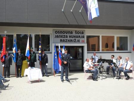 Odkritje spominske plošče na stavbi Osnovne šole Janeza Kuharja Razkrižje 12